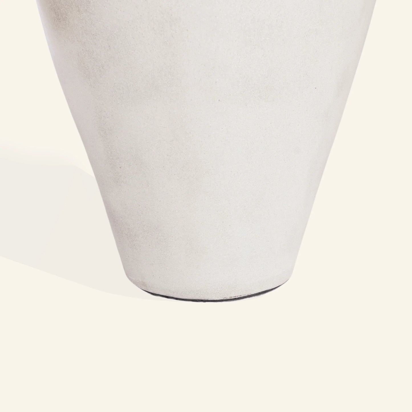 Große dekorative Vase aus Zement und Seegras