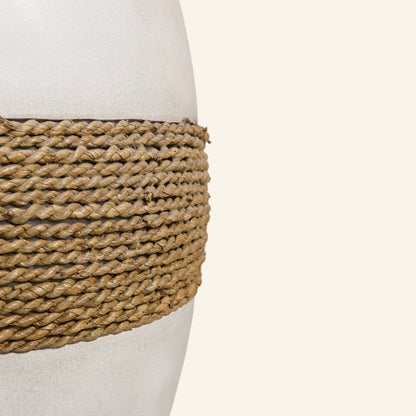 Große dekorative Vase aus Zement und Seegras