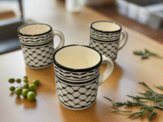 Handgefertigte Keramik Kuffiyeh Kaffee- und Teetasse mit Kuffiyeh-Muster