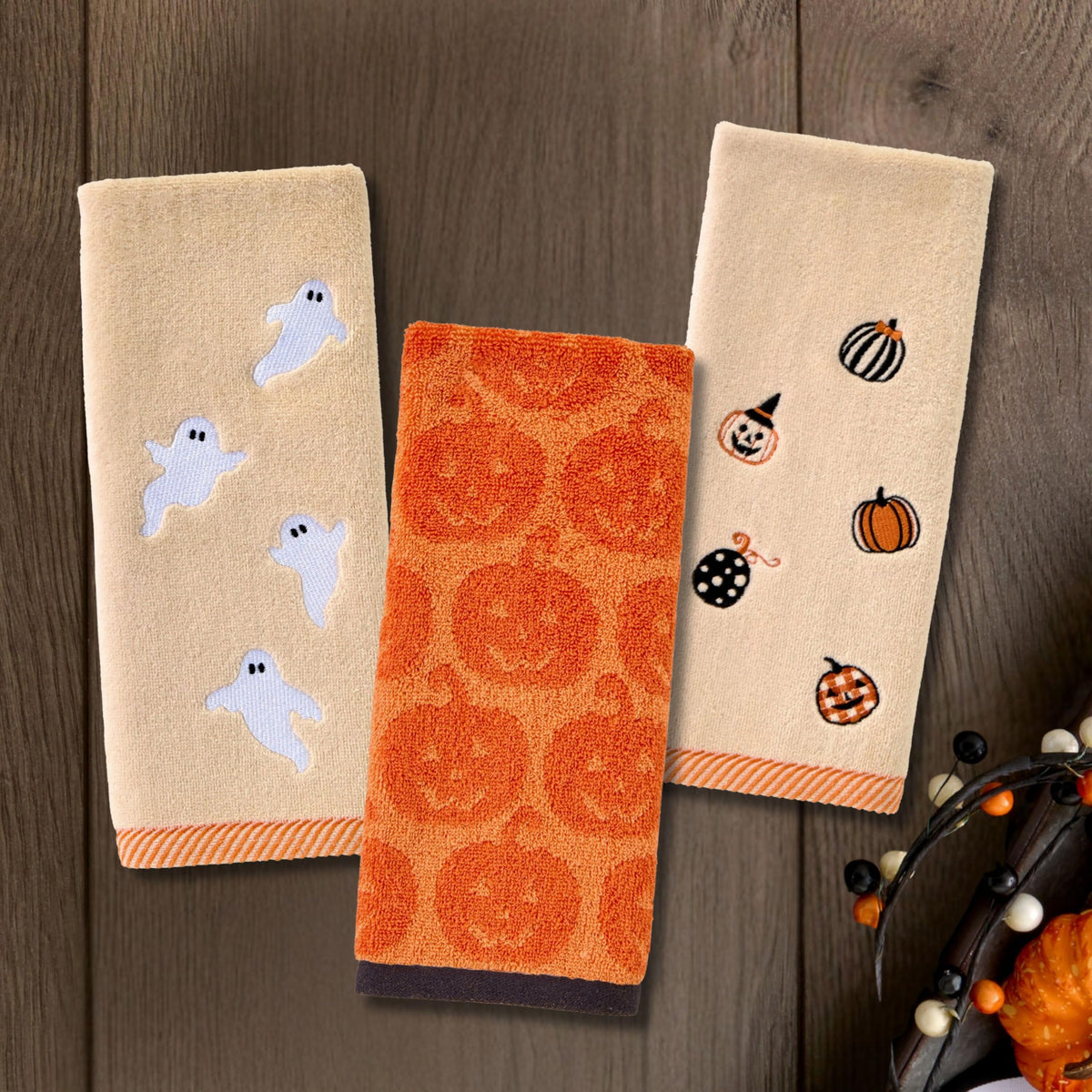 SKL Home Halloween Tossed Ghosts Hand Towel 2 pc Set for Bath/Kitchen/Bar & Gift