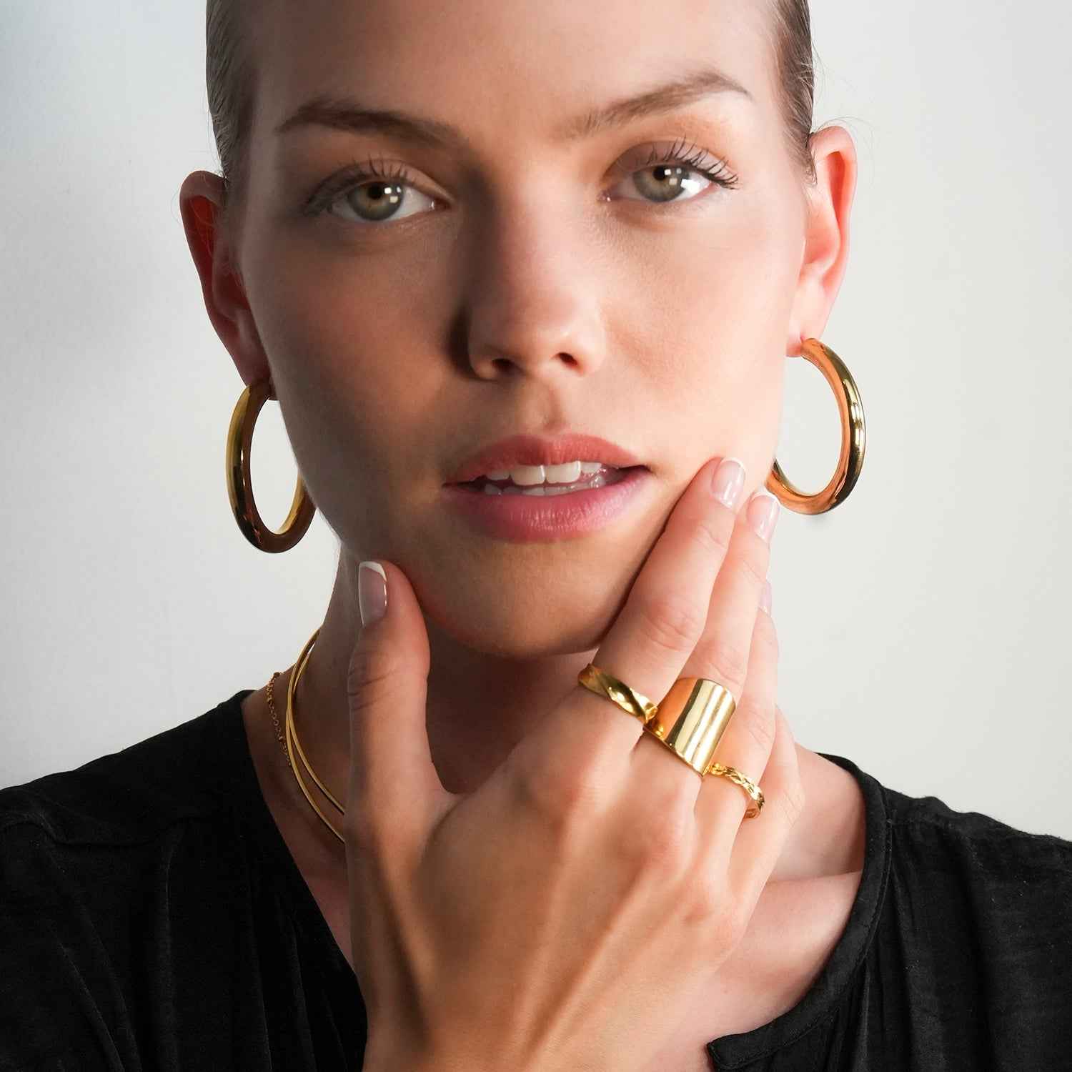 BOBOYI Gold: Mid Width Smooth Finish Effortless Day-to-Night Hoops