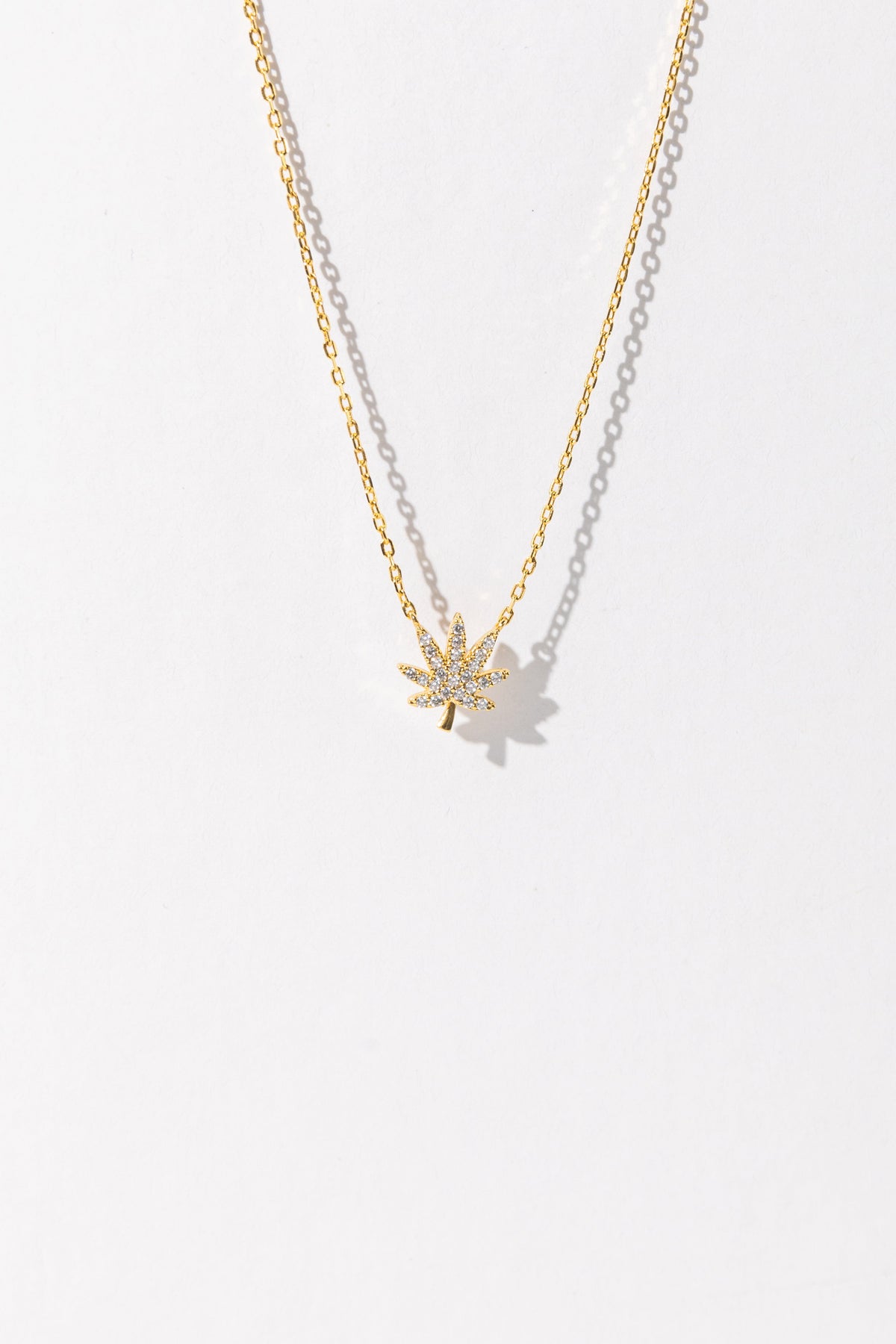 18K GOLD CANNABIS LEAF NECKLACE