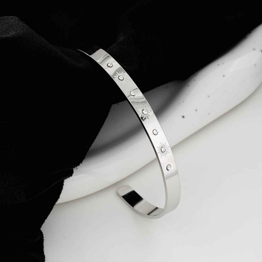 CHIMAKAK Silver (White Gold): Star-Engraved Zirconia Embedded Band Bracelet