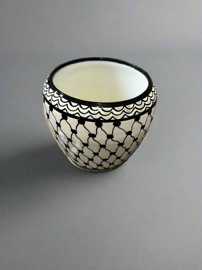 Handgefertigter Keramik-Blumentopf – 18 cm Indoor- & Outdoor-Pflanzgefäß | Palästinensische Keramik aus Hebron | Kuffiyeh-Muster