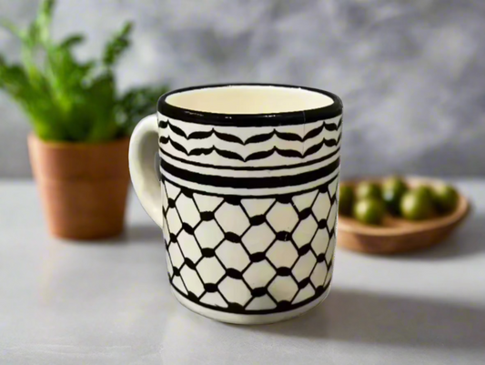 Handgefertigte Keramik Kuffiyeh Kaffee- und Teetasse mit Kuffiyeh-Muster
