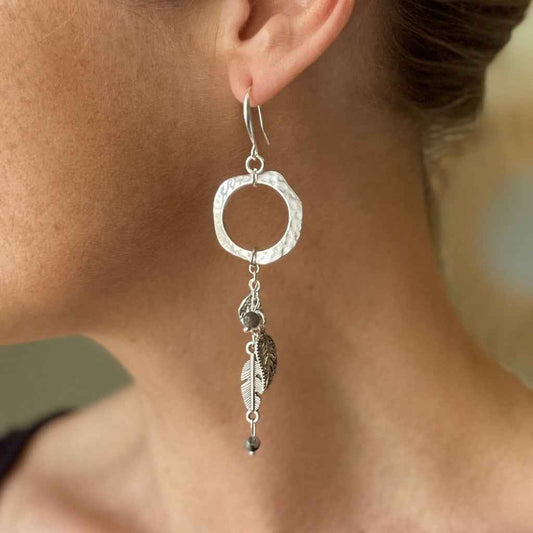 Beaten Ring With Leaf Charms Earrings In Silver Plate