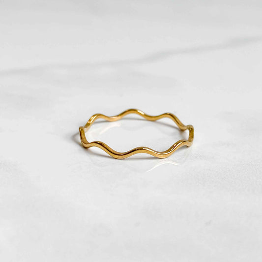 Bague ondulée dorée en acier inoxydable plaqué or 18K | NAÏA
