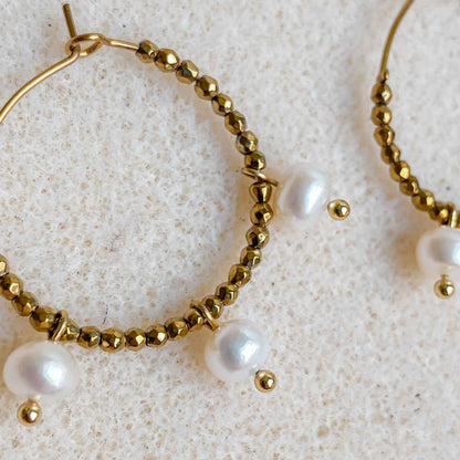 Boucles d’oreilles créoles dorées avec perles d’eau douce | AURÉA