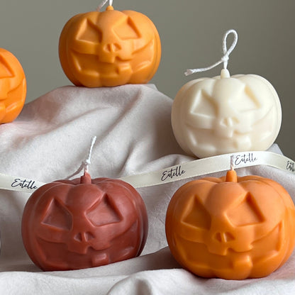 Von Hand gegossene Halloween-Kürbiskerze | Skulpturale Kerze aus Sojawachs