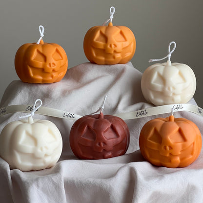 Von Hand gegossene Halloween-Kürbiskerze | Skulpturale Kerze aus Sojawachs