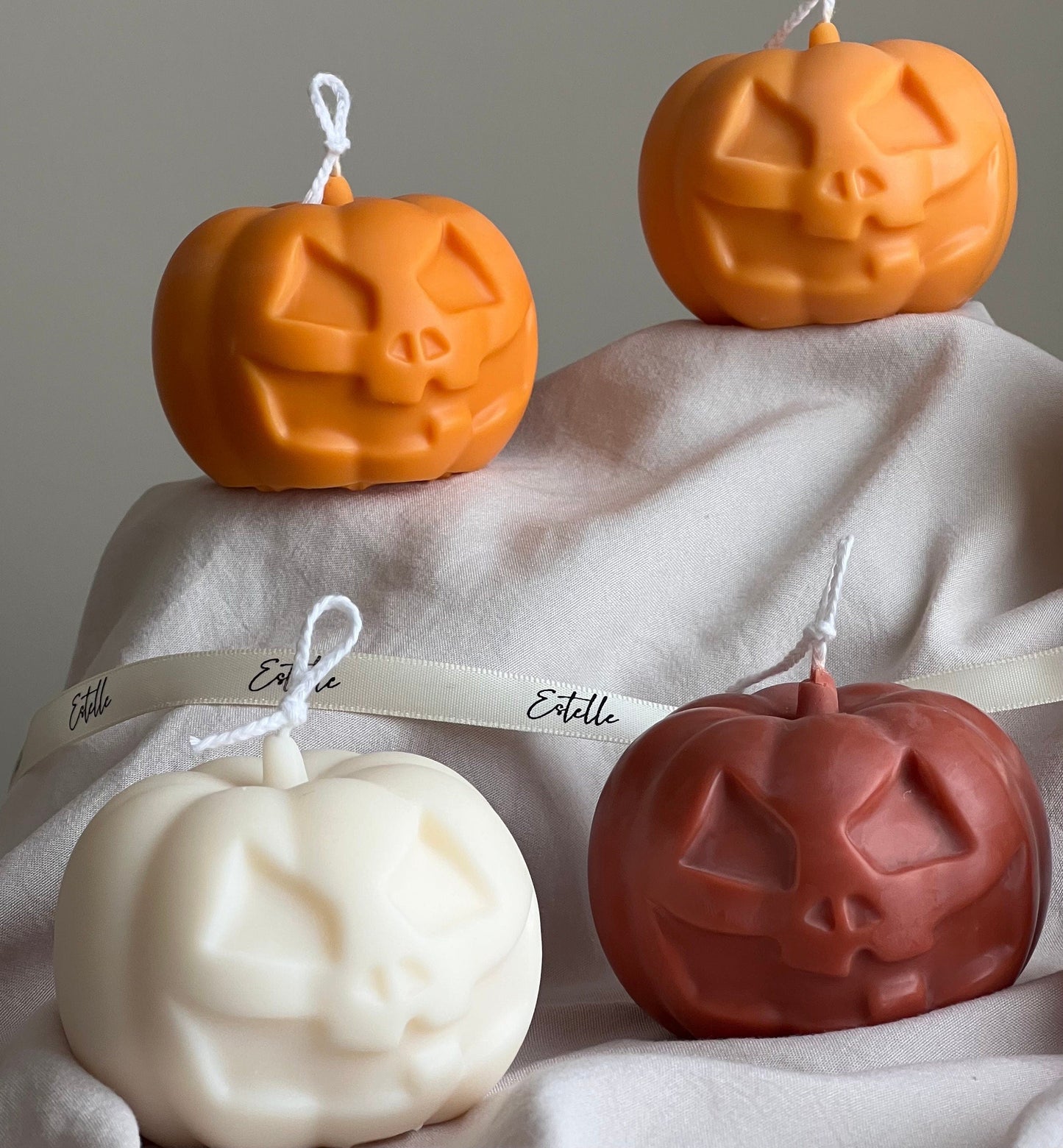 Von Hand gegossene Halloween-Kürbiskerze | Skulpturale Kerze aus Sojawachs
