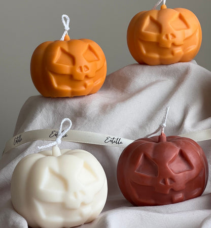 Von Hand gegossene Halloween-Kürbiskerze | Skulpturale Kerze aus Sojawachs